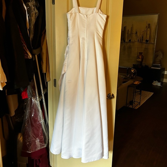 Wedding dress - Picture 2 of 4